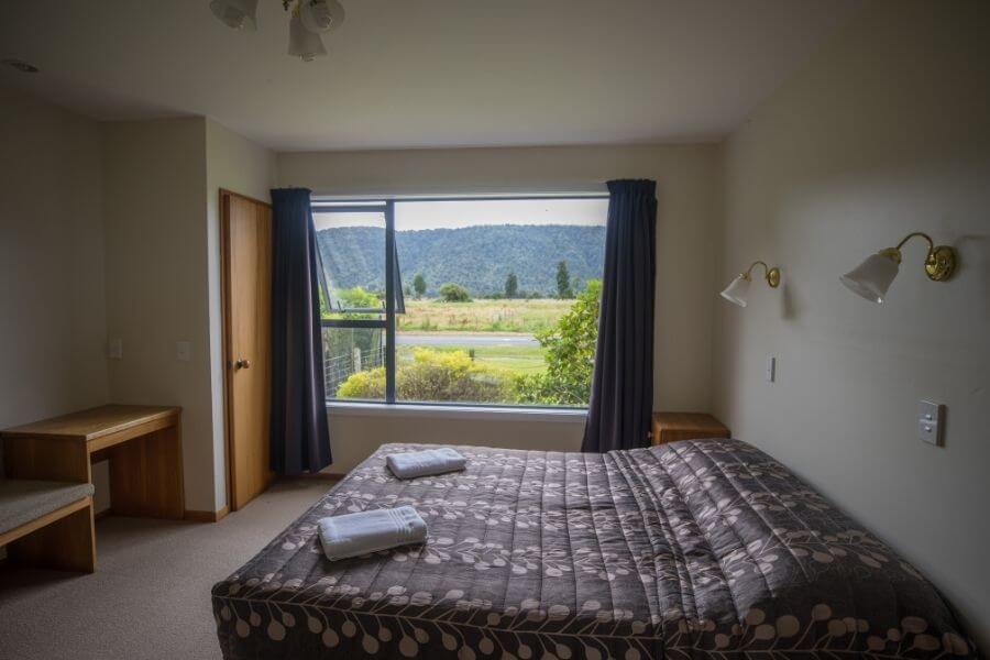 1 Bedroom Unit with double bed and views of Fox Glacier