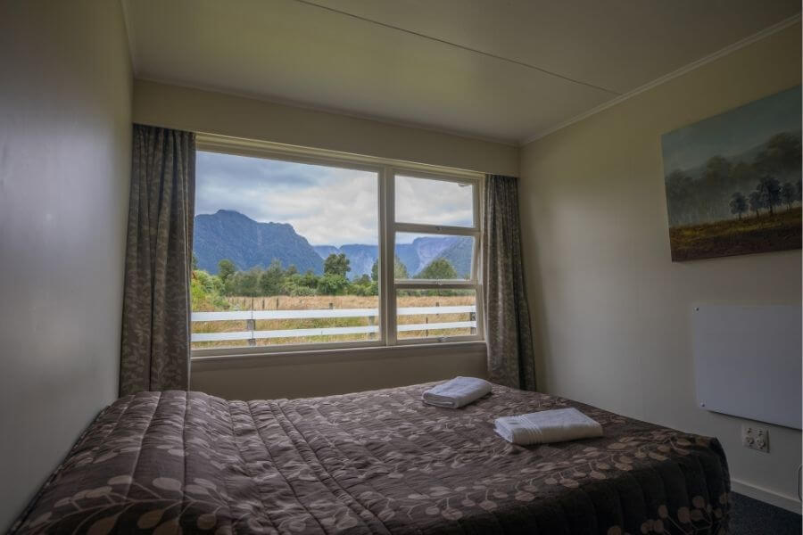1 Bedroom Cottage Bed with mountain views