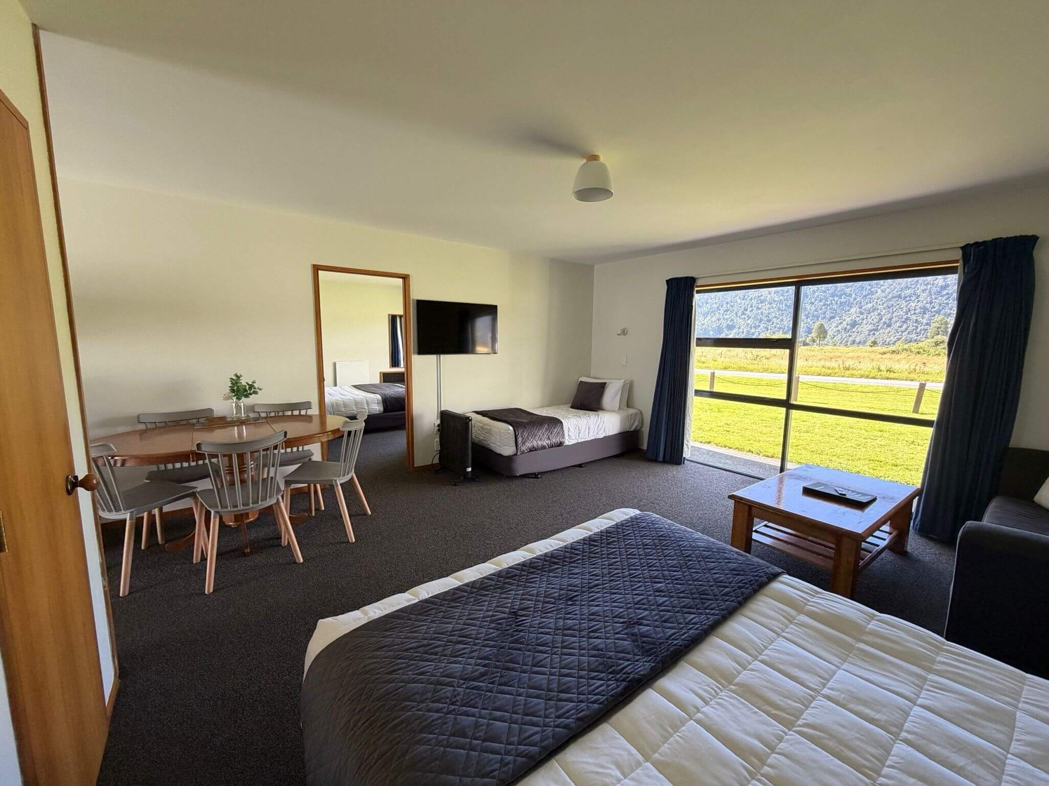 Studio Unit room with Bed and couch - Mt Cook View Motel in Fox Glacier